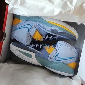 NEW Kyrie Infinity Men's Size 8 Light Marine